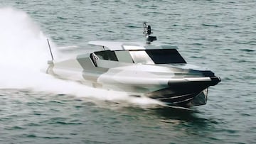 El súper yate de velocidad del esquiador Jon Olsson a todo gas sobre agua, dejando una estela de agua detrás.