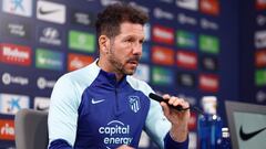 El entrenador argentino del Atlético de Madrid, Diego Pablo Simeone durante la rueda de prensa tras el entrenamiento del equipo en la Ciudad deportiva Wanda en Majadahonda, Madrid, este sábado para preparar el partido liguero contra el RCD Espanyol.