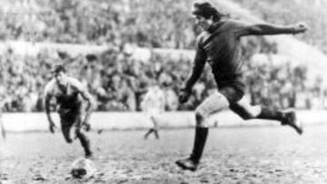 Fenoy se dispone a lanzar un penalti en la temporada 1976-77