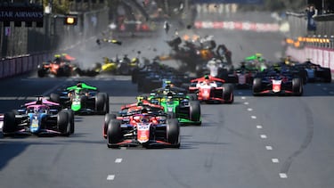 El monoplaza del piloto indio, Kush Maini, el cual salía desde la quinta posición, no pudo arrancar en la salida y se quedó parado en su posición. Algunos de los vehículos que venían detrás pudieron pasarle, pero otros no pudieron reaccionar y hasta tres coches impactaron con el Invicta. Mientras que Oliver Goethe y Rafael Villagómez chocaron fuertemente, Pepe Martí se llevó la imagen más escalofriante y salió volando por los aires.