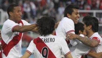 <b>A LAS SEMIS. </b>Los peruanos celebran el primer gol de Lobatón.