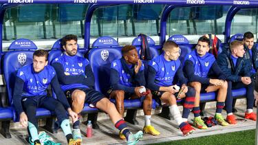 Jugadores del Levante en el banquillo.
