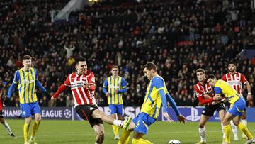 Eindhoven (Netherlands), 27/11/2024.- Hirving Lozano (L) of PSV Eindhoven and Bartol Franjic (R) of FK Shakhtar Donetsk in action during the UEFA Champions league match between PSV Eindhoven and Shakhtar Donetsk at Phillips Stadium in Eindhoven, Netherlands, 27 November 2024. (Liga de Campeones, Países Bajos; Holanda) EFE/EPA/MAURICE VAN STEEN