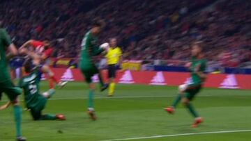 El Atlético reclamó un penalti por mano de Corluka