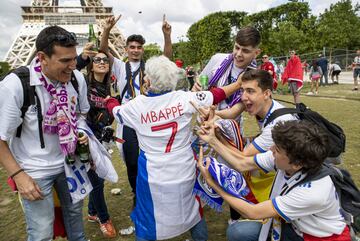 Seguidores del Real Madrid disfrutando por las calles de París antes de la final de la Champions League. 
