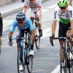 Susto para Nairo Quintana, que se recupera y llega con el pelotón