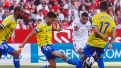 SEVILLA,15/05/2024.- El delantero marroquí del Sevilla Youssef en Nesyri (2d) intenta un lanzamiento ante el defensa del Cádiz Víctor Chust (2i) durante el partido de LaLiga disputado este miércoles entre Sevilla y Cádiz, en el estadio Sanchez Pizjuan de Sevilla. EFE/José Manuel Vidal
