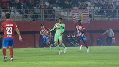 Guerrero controla un balón con el pecho.