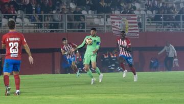 Guerrero controla un balón con el pecho.