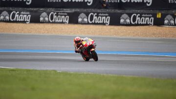 Buriram (Thailand), 05/10/2019.- Spanish MotoGP rider Marc Marquez of Repsol Honda Team in action during the third free practice session of the Motorcycling Grand Prix of Thailand at Chang International Circuit, Buriram province, Thailand, 05 October 2019. (Motociclismo, Ciclismo, Tailandia) EFE/EPA/RUNGROJ YONGRIT