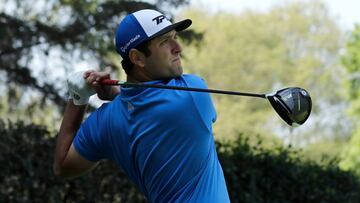 Jon Rahm golpea la bola en el hoyo 12 durante la primera jornada del World Golf Championships Mexico Championship en el Club De Golf Chapultepec.