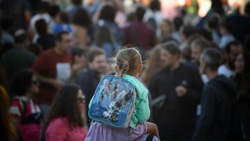 Una niña a hombros de su padre el primer día de colegio, a 9 de septiembre de 2024, en Madrid (España). La Comunidad de Madrid comienza esta semana el curso escolar 2024-2025 con 64.435 docentes al sumar 1.394 profesores nuevos a las aulas y 1.267.286 alumnos, un 0,4 por ciento más. Del total de los alumnos madrileños que comienzan este curso, el 81,7 por ciento acudirá a centros educativos sostenidos con fondos públicos. ‘Por la vuelta al cole’ los autobuses de la EMT serán gratuitos hoy y mañana.
09 SEPTIEMBRE 2024;COLEGIOS;EDUCACIÓN;ESCOLAR
Fernando Sánchez / Europa Press
09/09/2024