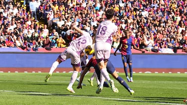 Lamine Yamal lanza una falta y el jugador del Girona Ladislav Krejci marca en propia puerta el 1-0 para el Barcelona. 

