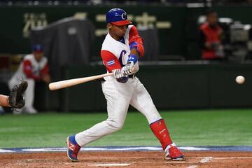 Sí, es hermano del jardinero de los Mets, Yoenis Céspedes. El jardinero de 20 años originario de Granma juega desde 2015 con los Alazanes y sus habilidades lo llevaron a defender el jersey de Cuba en el Clásico Mundial de Béisbol, convirtiéndose en el pelotero más joven que debuta con la selección antillana.