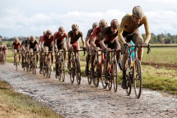 ROUBAIX, FRANCIA - 03 DE OCTUBRE: Nathan Van Hooydonck de Bélgica y el equipo Jumbo - Visma lidera el pelotón durante la 118ª París-Roubaix 2021 - Eilte masculina una carrera de 257,7 km de Compiègne a Roubaix / #ParisRoubaix / el 03 de octubre de 2021 en Roubaix, Francia. 