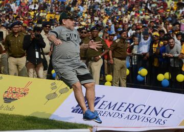 Maradona visita una escuela en la India