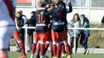 El Atl&eacute;tico F&eacute;minas celebra uno de los tres goles en Vallecas. 