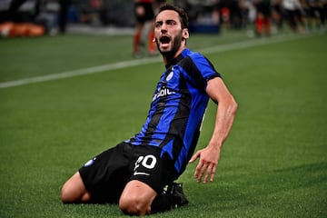 1-0. Hakan Calhanoglu celebra el primer gol.