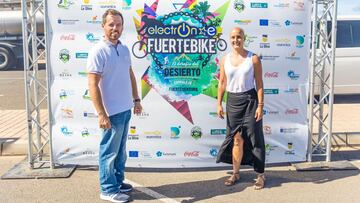 El Concejal de Turismo y Medio Ambiente, David Fajardo; y la Concejala de Deportes y Juventud de La Oliva, Gleiber Carre&ntilde;o, posando frente al Photocall de la X Electr&oacute;n FUERTEBIKE Fuerteventura 2023. 