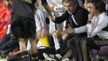 <b>CONTENTO. </b>Mourinho, con Rui Faria en primer término, felicita el partido de Di María.
