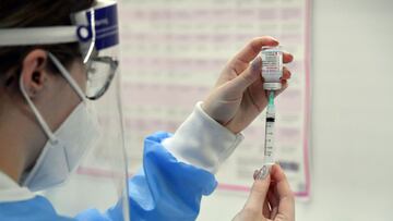 Canberra (Australia), 23/09/2021.- Pharmacist Chloe Langfield loads up injections of the Moderna COVID-19 vaccine at Cooleman Court Pharmacy in Canberra, Australian Capital Territory (ACT), Australia, 23 September 2021. ACT Chief Minister Andrew Barr anno