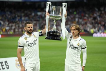 Nacho y Modric ofrecen la Copa del Rey conquistada esta temporada a la afición del Real Madrid en los prolegómenos del partido de Liga contra el Getafe.