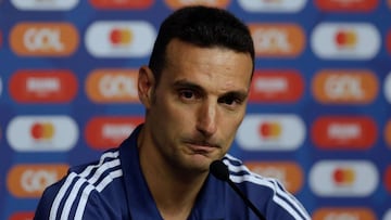 COPAME2439. BELO HORIZONTE (BRASIL), 01/07/2019.- El entrenador de la selecci&oacute;n de f&uacute;tbol de Argentina Lionel Scaloni habla durante rueda de prensa este lunes en el estadio Mineir&atilde;o en Belo Horizonte (Brasil). Argentina enfrentar&aacute; ma&ntilde;ana a Brasil en partido v&aacute;lido por los semifinales de Copa Am&eacute;rica 2019. EFE/Fernando Bizerra Jr.