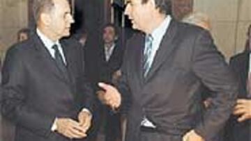 <b>EXPLICACIONES.</b> Jacques Rogge (izquierda) charla con Mayoral.