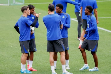 Ansu Fati con el grupo. 
 
