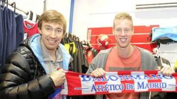 <b>ESTRELLAS. </b>Kallman, Markussen y Barachet firmaron autógrafos en la tienda del Atlético.