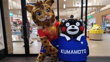 Lola, la mascota del Mundial de Balonmano Femenino de España 2021, posa junto a Kumamon, la mascota de la ciudad japonesa de Kumamoto.