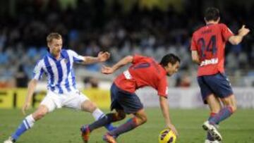 MUCHAS FALTAS. El centrocampista de la Real Zurutuza realiza una entrada a Armenteros en la disputa por un balón.