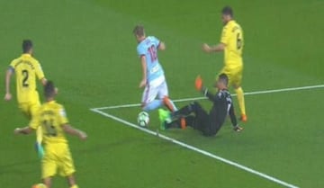 Asenjo comete falta sobre Daniel Wass en el Villarreal-Celta.