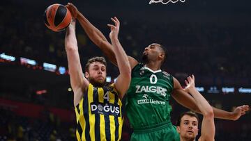 (L/R)Fenerbahce's Italian forward Nicolo Melli, Zalgiris' US centre Brandon Davies and Zalgiris' Slovenian guard Kevin Pangos fight for the ball during the first semi-final EuroLeague Final Four basketball match between Fenerbahçe and Zalgiris at The Stark Arena in Belgrade on May 18, 2018. / AFP PHOTO / Andrej ISAKOVIC