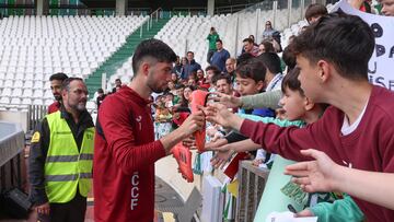 Théo regala sus botas a dos niños