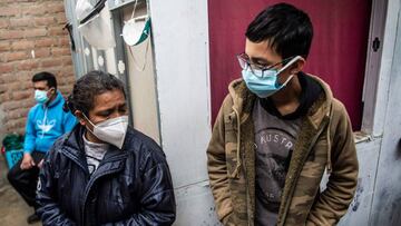 People wait for the doctors' visit, in Chosica, east of Lima, on September 4, 2020, amid the COVID-19 novel coronavirus pandemic. - The Rapid Response Teams of the Ministry of Health are made up of Peruvian and Venezuelan doctors who visit potential and recovering COVID-19 patients at their homes to take quick tests, make diagnoses and distribute medicines. (Photo by Ernesto BENAVIDES / AFP)