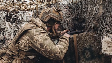 Un soldado del ej&eacute;rcito ucraniano observa al enemigo desde su posici&oacute;n en el frente de Niu York, a 22 de febrero de 2022, en Niu York, Oblast de Donetsk (Ucrania)