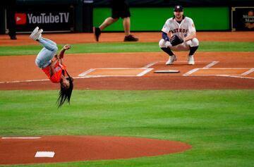 Simone Biles, la gimnasta más laureada de todos los tiempos, fue la gran protagonista en los prolegómenos del partido de béisbol que enfrentó a los Astros de Houston y a los Nationals de Washington en el Minute Maid Park. Biles puso en pie a todo el estadio con esta acrobacia antes de lanzar la pelota a Jake Marisnick.