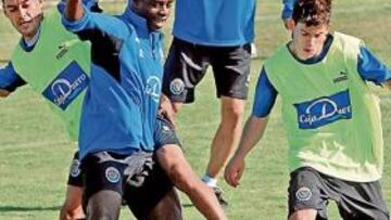 <b>LOS ESCUDEROS. </b>Ogbeche y Kike secundarán a Joseba Llorente en el ataque del Valladolid en Pamplona y esperarán a tener minutos a lo largo de la segunda parte.