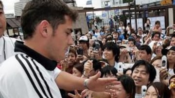 <b>ÍDOLO. </b>Casillas ya acudió a una gira asiática con el Madrid en 2004.