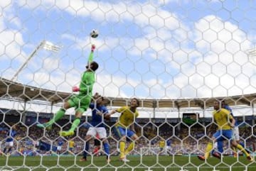 Andreas Isaksson despeja el balón. 