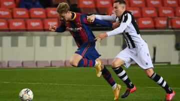 De Jong, perseguido por Clerc en el Barça-Levante.