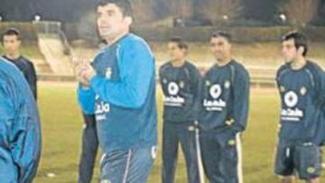 <b>REUNIÓN DE TRABAJO. </b>Juanito charló ayer por espacio de dos horas con sus futbolistas.