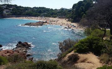 Las mejores playas cerca de Barcelona en 2021: ¿cuáles son las más bonitas?