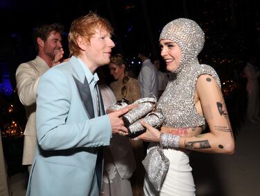 El cantautor y músico británico, Ed Sheeran junto a Cara Delevingne, modelo y actriz británica.​