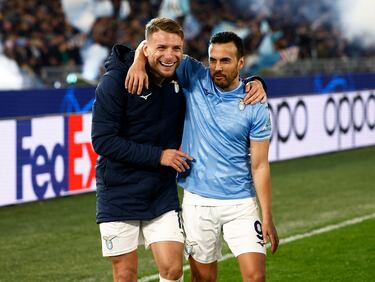 
El extremo canario siempre tendrá colgada la etiqueta de infravalorado. Formó parte del tridente Messi – Villa – Pedro, donde no se llevaba las portadas pero sí era pieza fundamental para que el talento brillase. En 2015 se marchó al Chelsea, donde recuperó protagonismo. Dejó Inglaterra atrás para embarcarse en una aventura por Italia; primero en la Roma y después en la Lazio, donde continúa jugando. Este verano acaba contrato y aún no se sabe qué decisión tomará.
