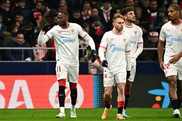 1-1. Saque en corto de un crner, recibe Dodi Lukebakio al borde del rea y de un derechazo al palo corto de Jan Oblak, supera al guardameta del Atltico de Madrid. En la imagen, el delantero belga celebra el tanto con sus compa?eros.