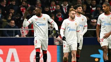 1-1. Saque en corto de un córner, recibe Dodi Lukebakio al borde del área y de un derechazo al palo corto de Jan Oblak, supera al guardameta del Atlético de Madrid. En la imagen, el delantero belga celebra el tanto con sus compañeros.