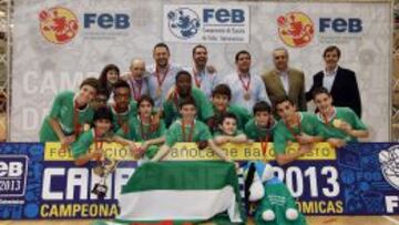 José Luis Sáez (chaqueta marrón) posa con los campeones de España de mini masculino, Andalucía.