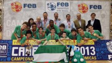 Jos&eacute; Luis S&aacute;ez (chaqueta marr&oacute;n) posa con los campeones de Espa&ntilde;a de mini masculino, Andaluc&iacute;a.